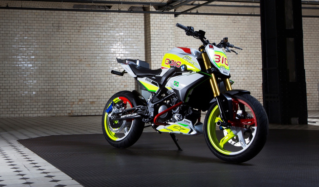 Мотоцикл BMW Concept Stunt G 310 в гараже