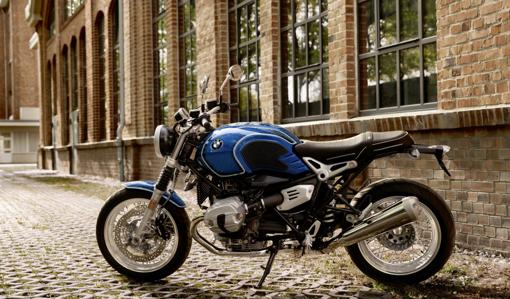 Мотоцикл BMW R nineT стоит у дома