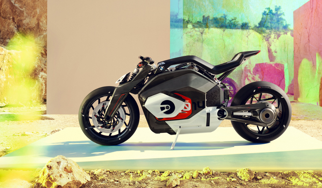 Большой мотоцикл BMW Motorrad Vision DC Roadster 2019 года у стены