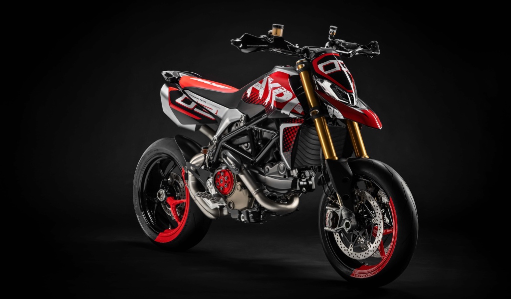 Мотоцикл Ducati Hypermotard 950 Concept 2019 года на сером фоне
