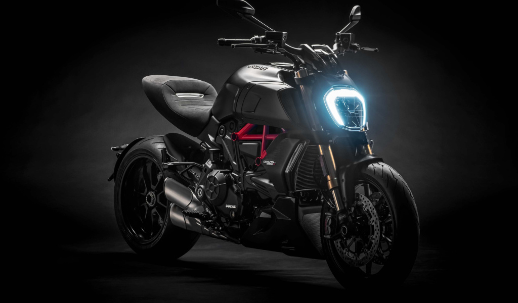 Черный мотоцикл Ducati Diavel 1260 S, 2019 года на черном фоне