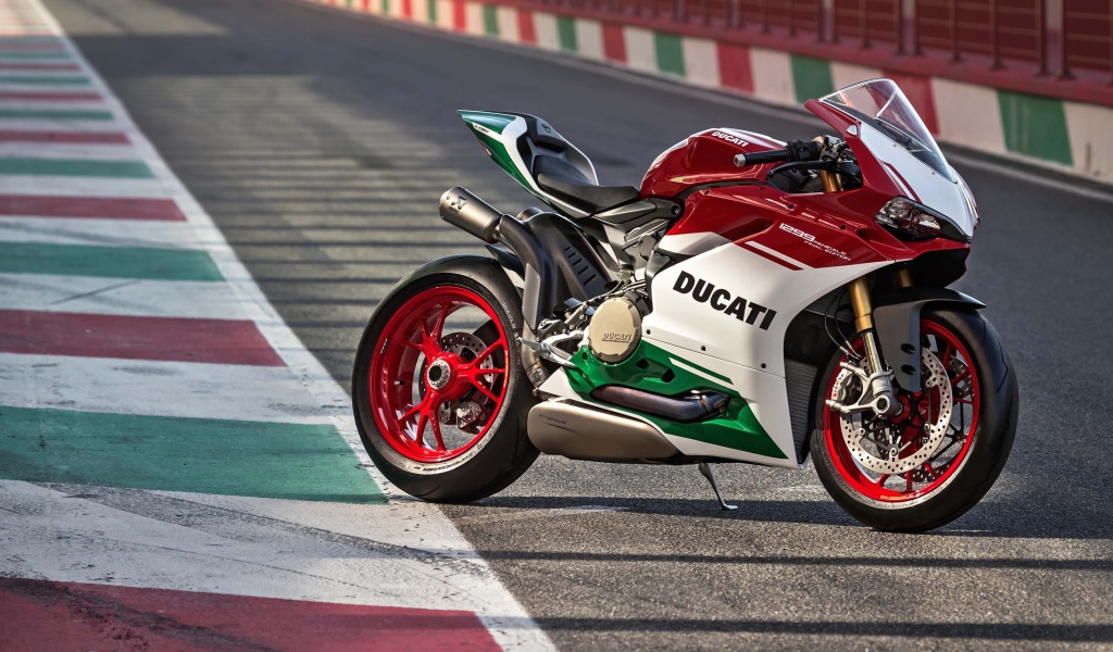 Мотоцикл Ducati 1299 на гоночной трассе