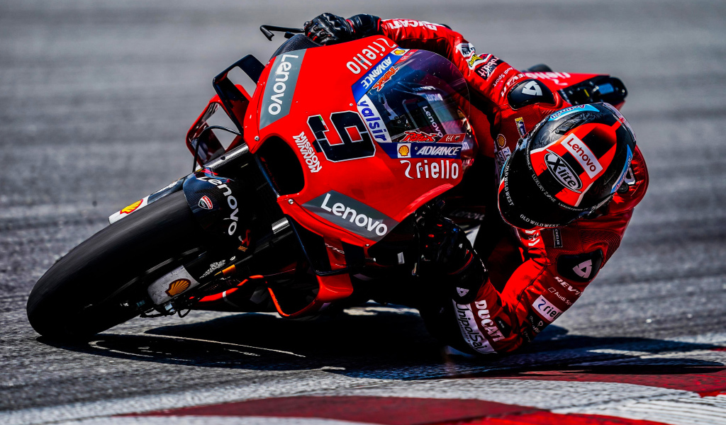 Гонщик на мотоцикле Ducati Corse 