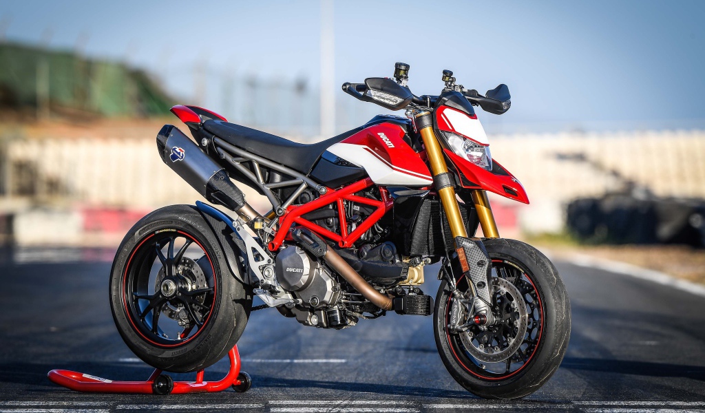 Мотоцикл Ducati Hypermotard 950 SP, 2019 года на асфальте