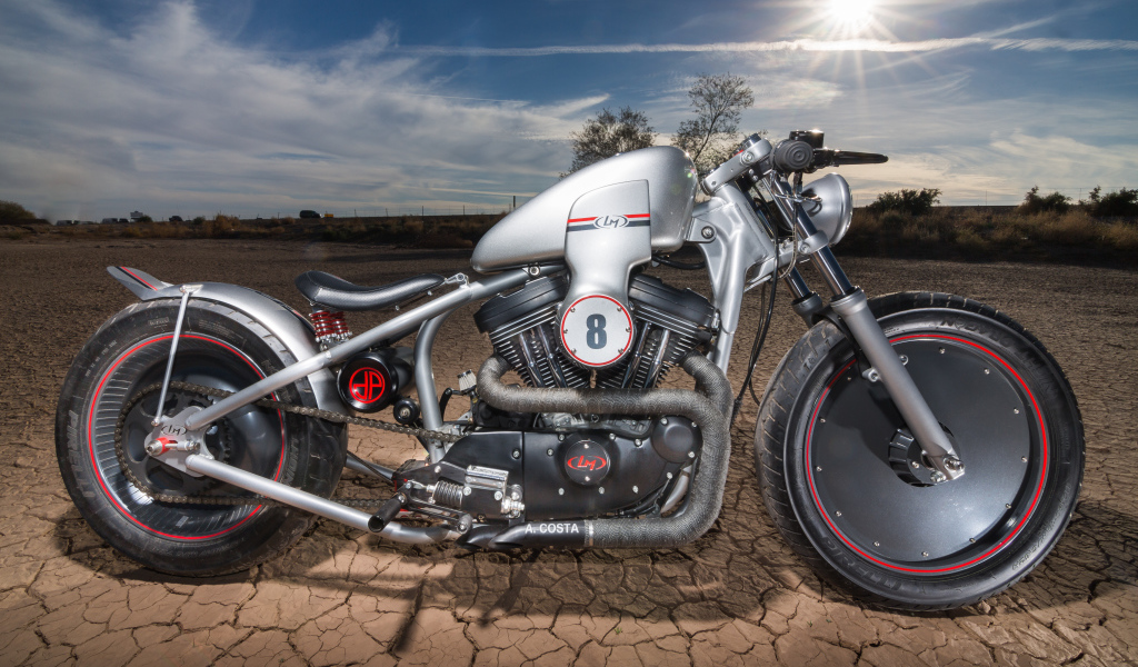 Мотоцикл Harley-Davidson стоит на земле под палящим солнцем 