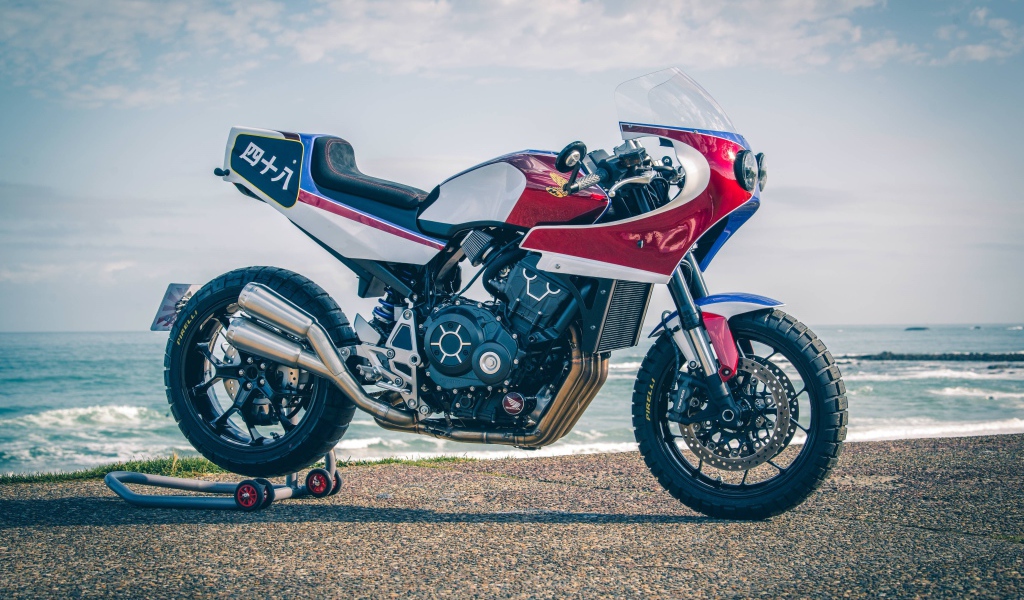 Большой мотоцикл Honda CB1000R Dirt Endurance 2019 года у воды