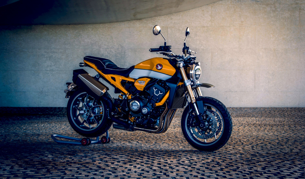 Мотоцикл Honda CB1000R Monkey Kong 2019 года у стены