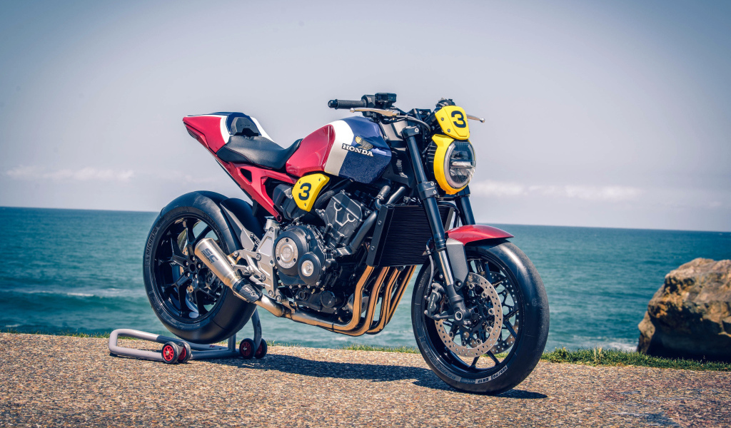 Мотоцикл  Honda CB1000R 2019 года у моря