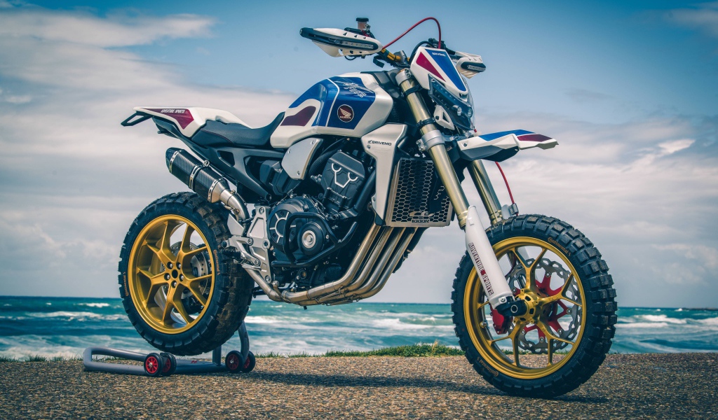 Мотоцикл Honda CB1000R 2019 года на берегу океана