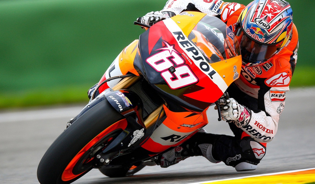 Мотоциклист на мотоцикле Honda MotoGP 2019 года на гоночной трассе