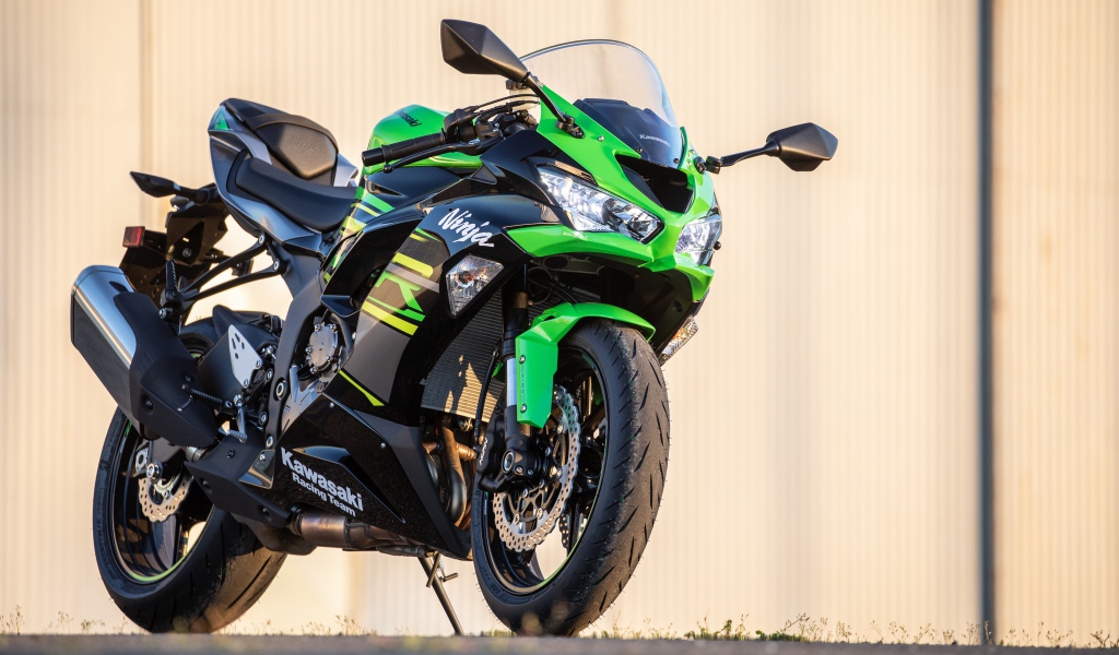Мотоцикл Kawasaki Ninja ZX-6R 2019 года у стены