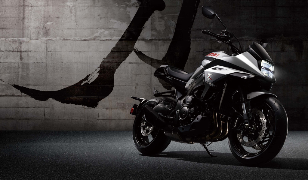 Черный стильный мотоцикл Suzuki Katana, 2020