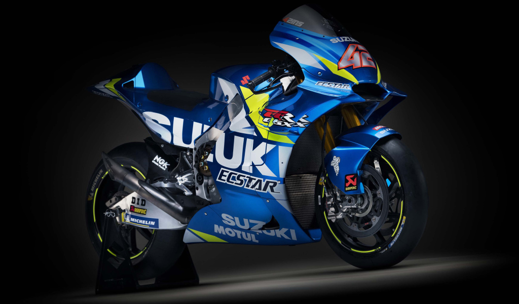 Синий мотоцикл  Suzuki GSX-RR, 2019 года на сером фоне