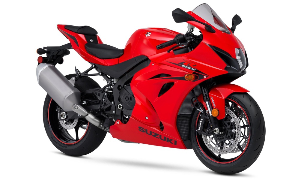 Красный мотоцикл Suzuki GSX-R1000, 2017 года на белом фоне