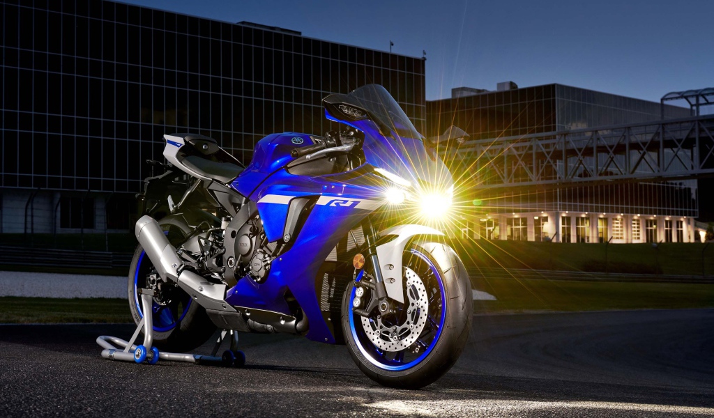 Мотоцикл Yamaha YZF-R1 2020 года с включенной фарой