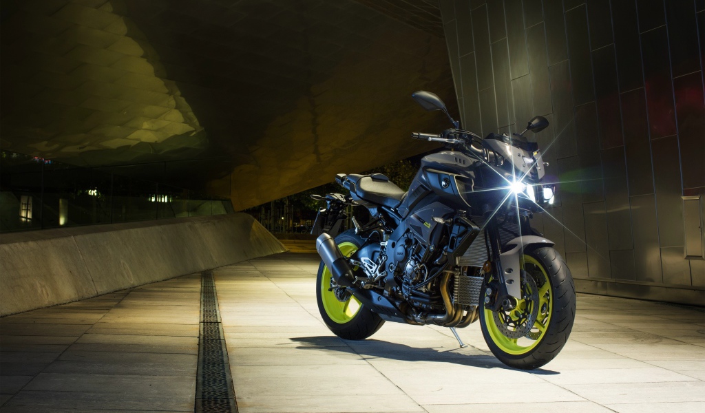 Мотоцикл Yamaha MT-10 с включенной фарой 