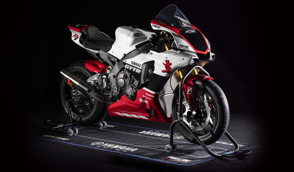 Мотоцикл Yamaha YZF-R1 GYTR, 2019 года на черном фоне