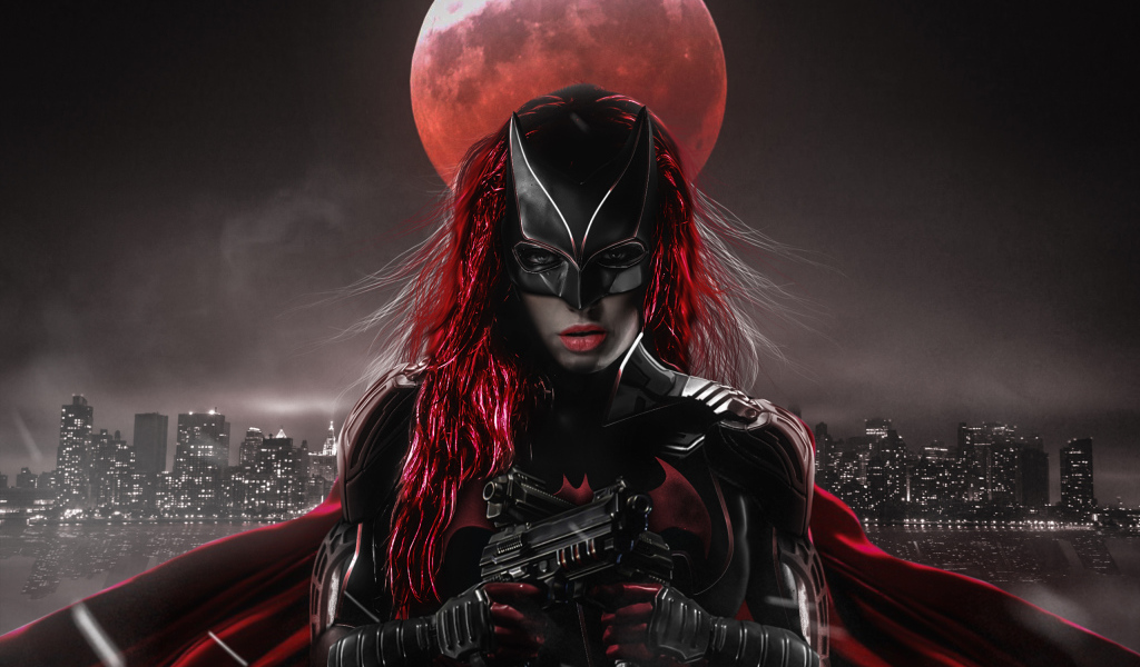 Персонаж Бэтвумен на фоне луны