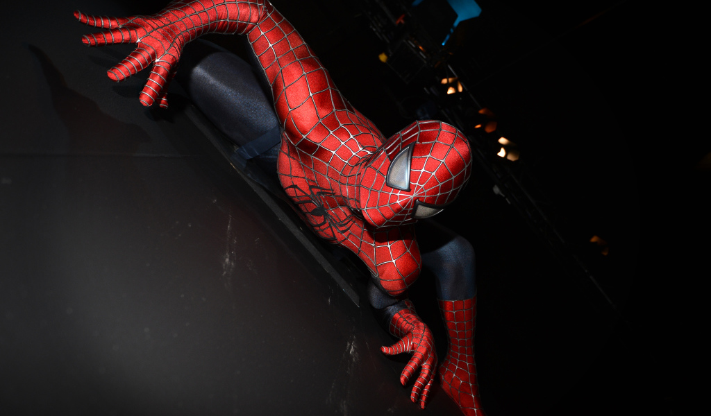 Человек паук поднимается по стене