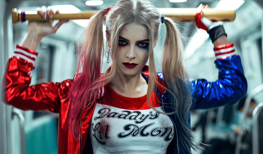 Персонаж фильма Отряд самоубийц Харли Квинн с бейсбольной битой