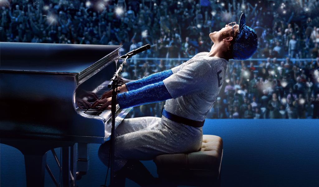 Персонаж фильма Рокетмен за роялем