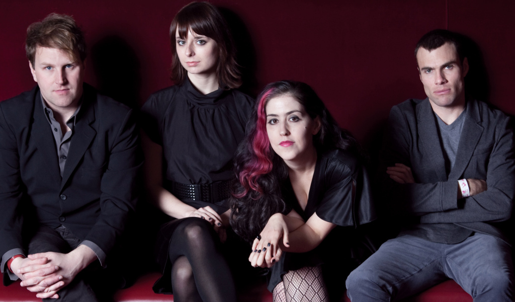 Американская группа Freezepop в черных нарядах