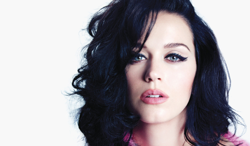 Красивая брюнетка, певица Кэти Перри лицо крупным планом