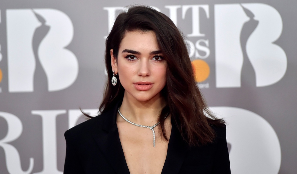 Красивая девушка певица Дуа Липа в черном пиджаке