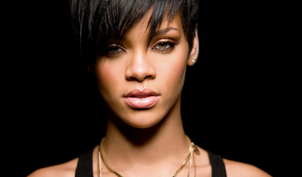 Красивая девушка певица Рианна с короткой стрижкой