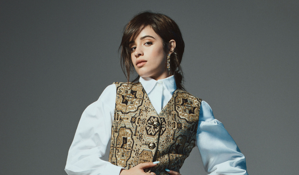 Красивая певица Камила Кабельо на сером фоне