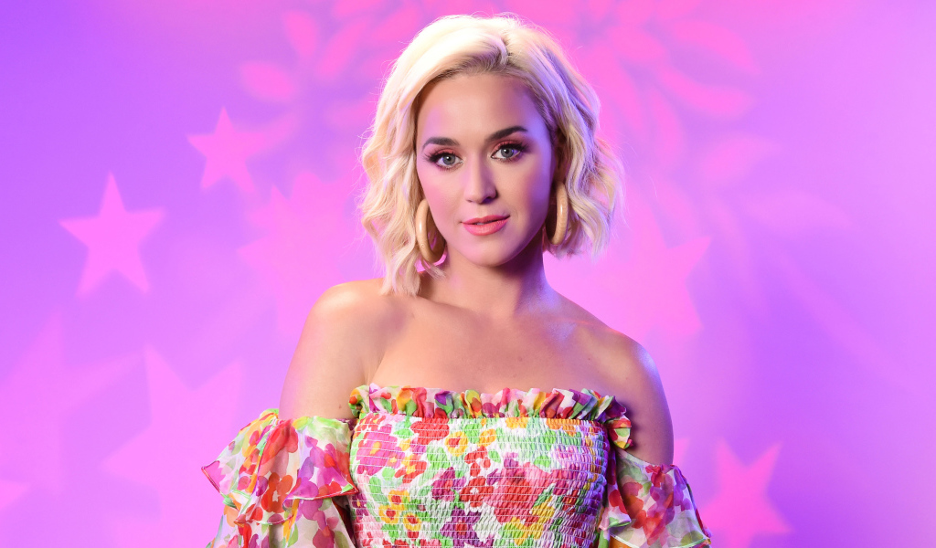 Красивая нежная девушка блондинка, певица Кэти Перри