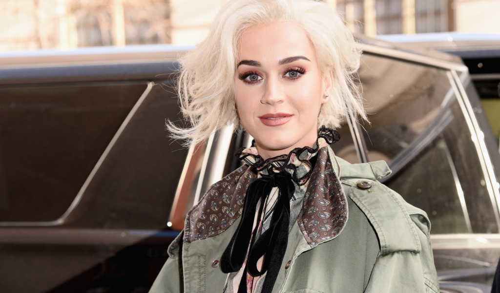 Блондинка Кэти Перри у машины
