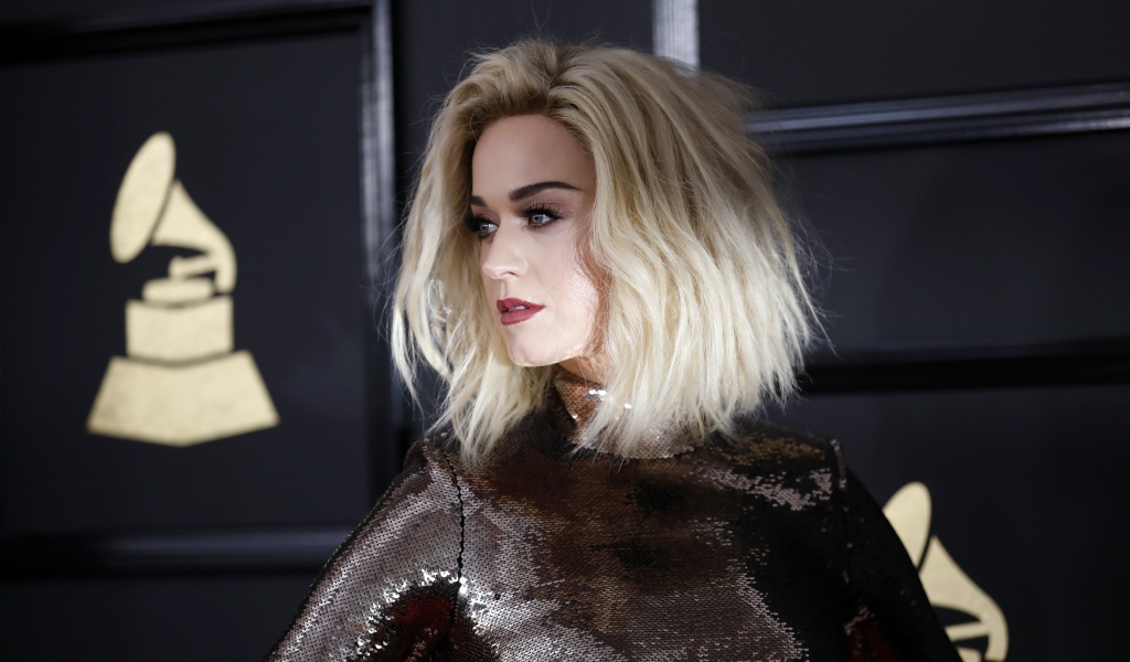 Блондинка Кэти Перри в блестящем платье