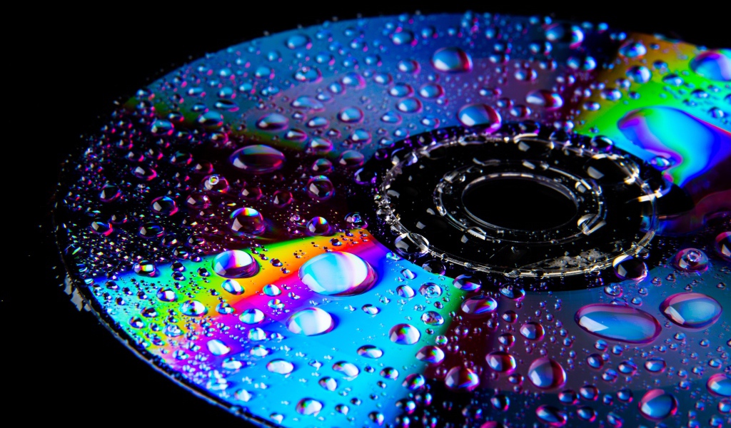 Яркая поверхность диска в каплях воды