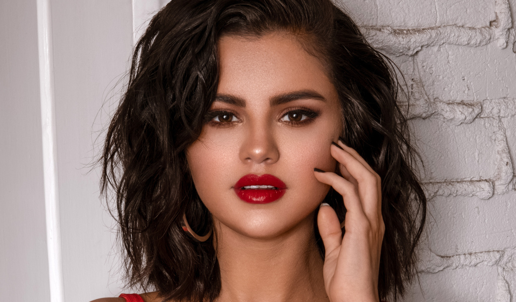 Яркая горячая девушка, певица Селена Гомес у стены 