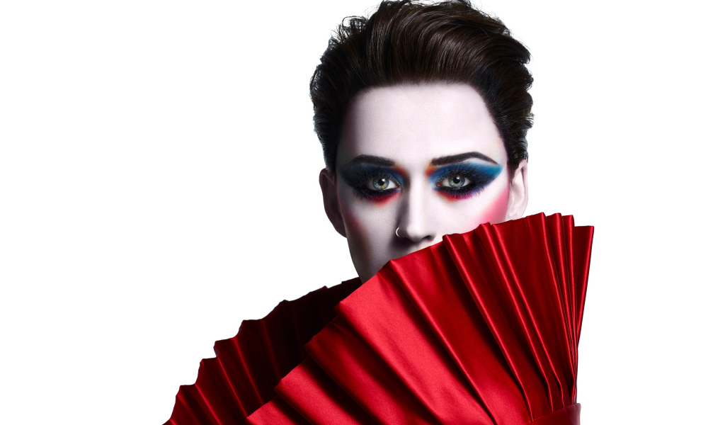 Ярка певица Кэти Перри на белом фоне