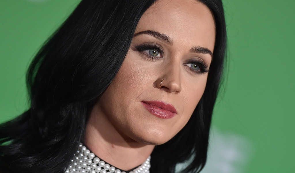 Лицо певицы Кэти Перри крупным планом