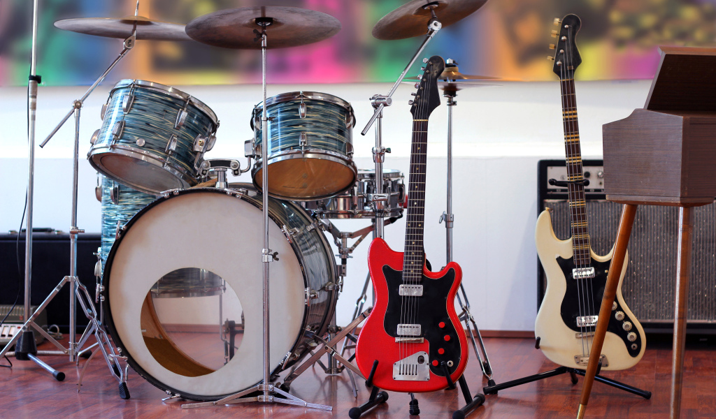 Барабаны и электро гитары на сцене 