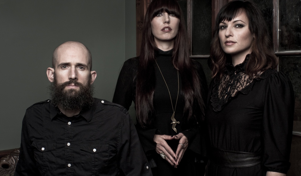 Участники музыкальной группы Ides Of Gemini в черных нарядах