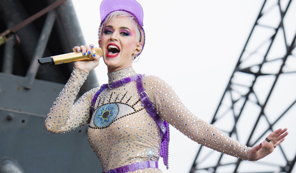 Эпатажная певица Кэти Перри выступает на сцене