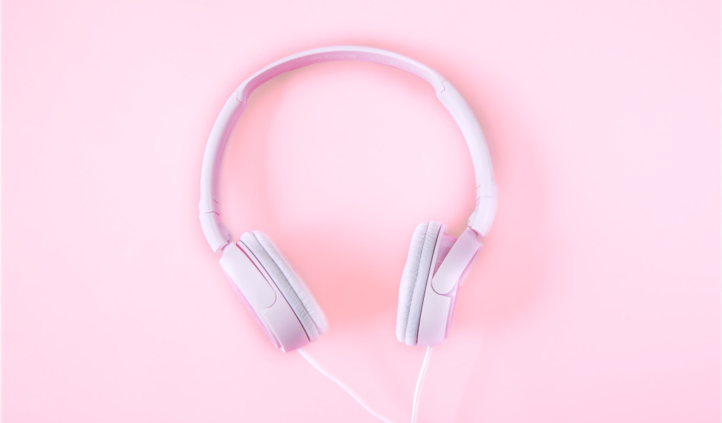 Розовые большие наушники на розовом фоне