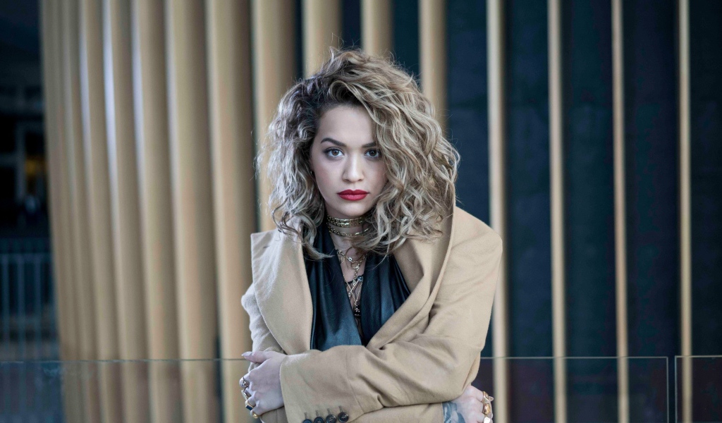 Популярная исполнительница Рита Ора в пальто 