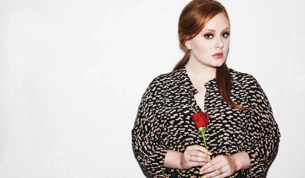 Певица Адель с красной розой в руке