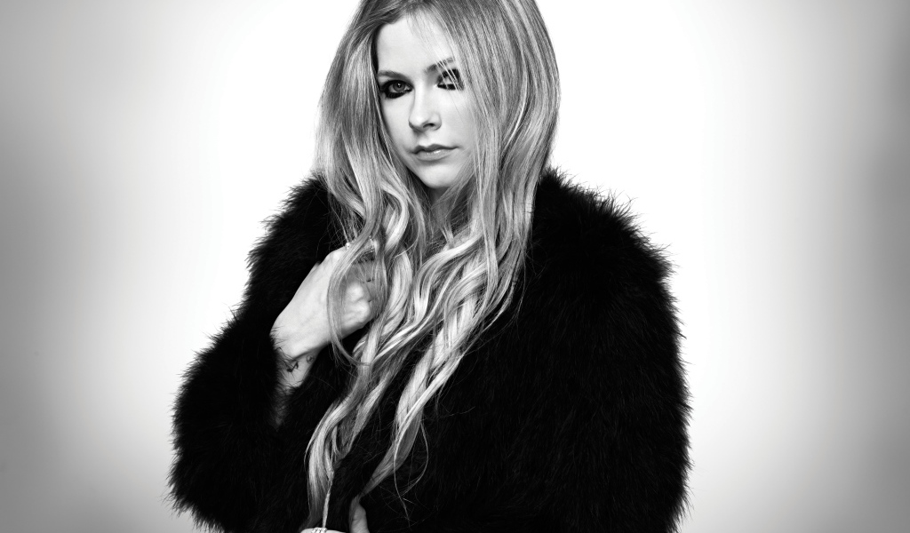 Певица Аврил Лавин в шубе черно - белое фото 