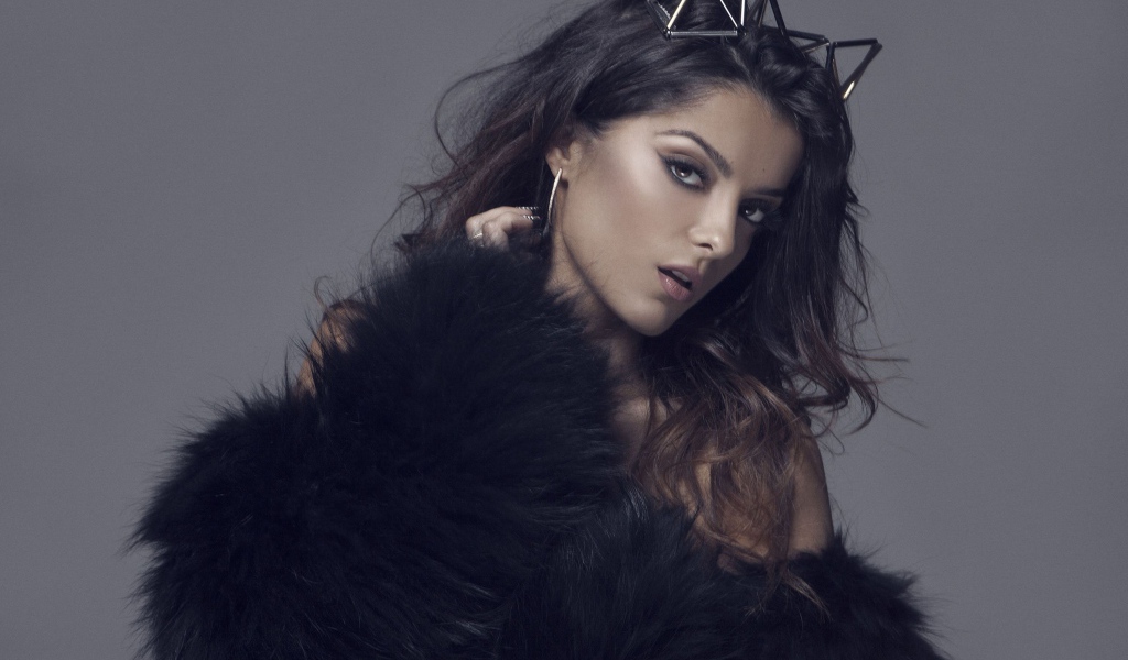 Певица Биби Рекса на сером фоне