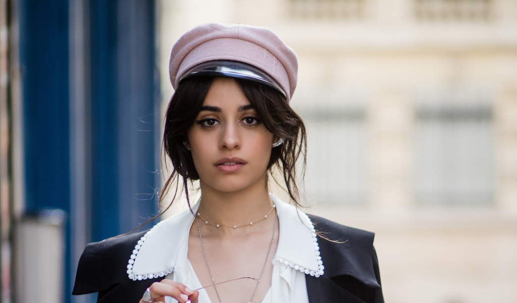 Певица Камила Кабельо в кепке