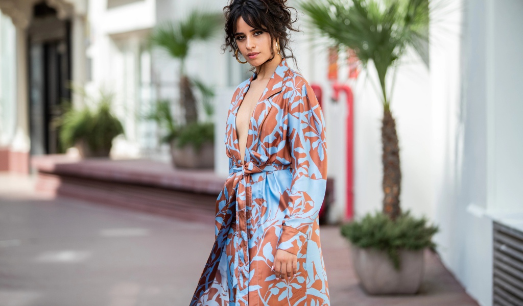 Певица Камила Кабельо в пальто на улице