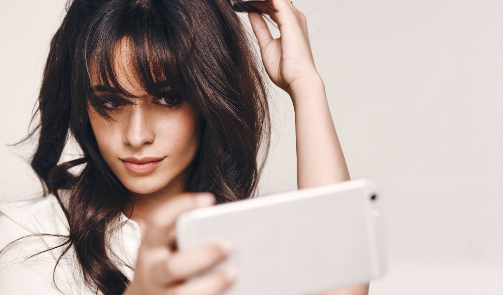 Певица Камила Кабельо делает селфи 