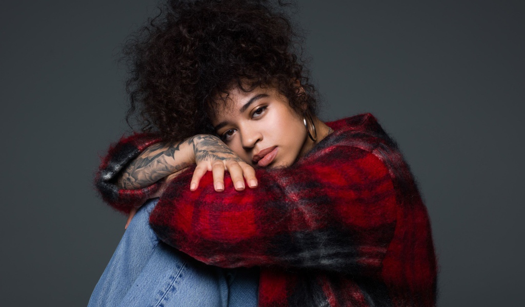 Певица Элла Май на сером фоне