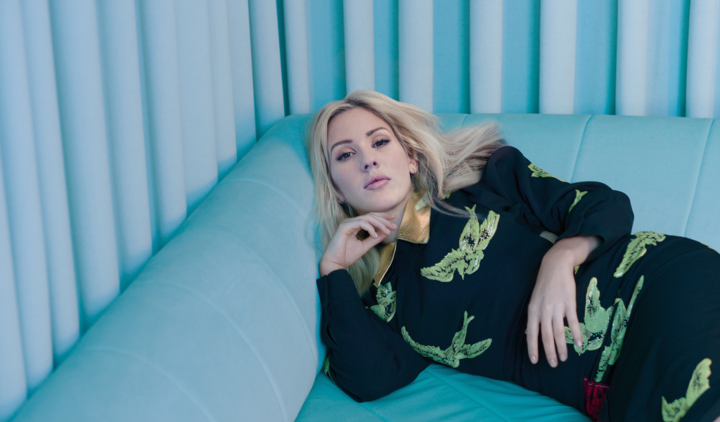 Певица Элли Голдинг лежит на голубом диване